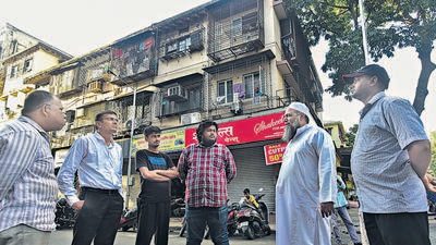 Mumbai, India - Oct. 2, 2022: Residents of Engineer Building interacts with each other (L to R) Mohd Ali Quershi, Kanji Dhadhi, Kashif Ansari, Vivek Chowdhary, Kamrujzzama Naik and Chandrabhan Gupta, on Shahid Bhagat Singh Road, Fort, in Mumbai, India, on Sunday, October 2, 2022. (Photo by Anshuman Poyrekar/ Hindustan Times) (Anshuman Poyrekar/HT Photo) Mumbai, India - Oct. 2, 2022: Residents of Engineer Building interacts with each other (L to R) Mohd Ali Quershi, Kanji Dhadhi, Kashif Ansari, Vivek Chowdhary, Kamrujzzama Naik and Chandrabhan Gupta, on Shahid Bhagat Singh Road, Fort, in Mumbai, India, on Sunday, October 2, 2022. (Photo by Anshuman Poyrekar/ Hindustan Times) (Anshuman Poyrekar/HT Photo)