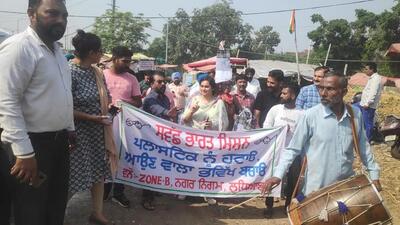 An awareness rally being taken out to discourage use of plastic carry bags during the launch of ‘Mera Jhola, Meri Pehchan’ campaign in Ludhiana. (HT PHOTO) An awareness rally being taken out to discourage use of plastic carry bags during the launch of ‘Mera Jhola, Meri Pehchan’ campaign in Ludhiana. (HT PHOTO)