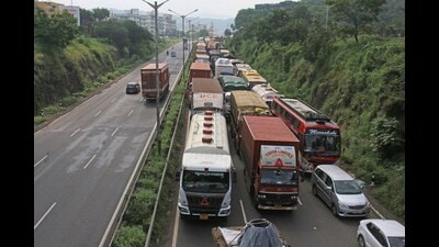 Heavy vehicles seen on Satara - Dehu road highway near Narhe after Chandni Chowk bridge demolition. (Ravindra Joshi/HT PHOTO) Heavy vehicles seen on Satara - Dehu road highway near Narhe after Chandni Chowk bridge demolition. (Ravindra Joshi/HT PHOTO)