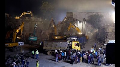 Pocklain machines were used to bring down the remaining part of Chandni Chowk bridge on Sunday. (Rahul Raut/HT PHOTO) Pocklain machines were used to bring down the remaining part of Chandni Chowk bridge on Sunday. (Rahul Raut/HT PHOTO)