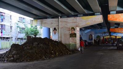 Mumbai, India - Oct 02, 2022 : Dirt and slime the portraits of below the C S Link Road flyover at Dahisar, in Mumbai, India, on Friday, Oct 02, 2022. (Photo by Vijay Bate/HT Photo) Mumbai, India - Oct 02, 2022 : Dirt and slime the portraits of below the C S Link Road flyover at Dahisar, in Mumbai, India, on Friday, Oct 02, 2022. (Photo by Vijay Bate/HT Photo)