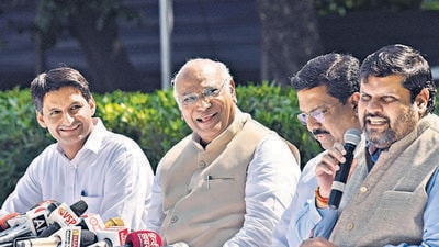Congress nominee for party president post Mallikarjun Kharge addresses the media in New Delhi on Sunday. (Sanjeev Verma/HT photo) Congress nominee for party president post Mallikarjun Kharge addresses the media in New Delhi on Sunday. (Sanjeev Verma/HT photo)