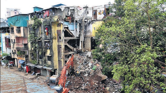 Navi Mumbai, India - Oct. 2, 2022:3 storey building collapsed last night. One person found dead early morning. Fire brigade officers are still carrying out search operations at Bonkode, in Navi Mumbai, India, on Sunday, October 2, 2022. (Photo by Bachchan Kumar/ HT PHOTO) (HT PHOTO)