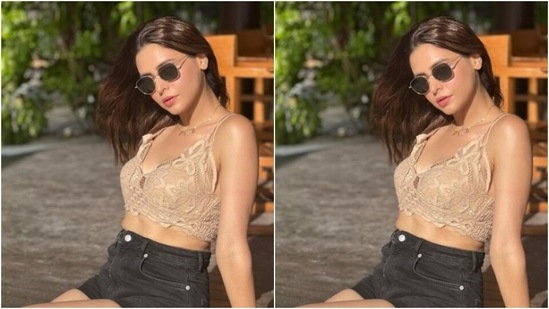 In an ivory white corset laced bra and a pair of black denim shorts, Aamna looked stunning.(Instagram/@aamnasharifofficial)