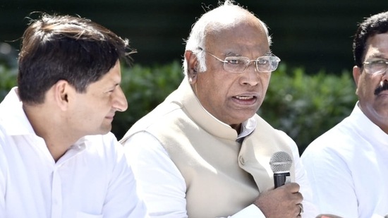 Congress leader Mallikarjun Kharge addresses a press conference at 10, Rajaji Marg, in New Delhi. (HT photo/ Sanjeev Verma) Congress leader Mallikarjun Kharge addresses a press conference at 10, Rajaji Marg, in New Delhi. (HT photo/ Sanjeev Verma) 