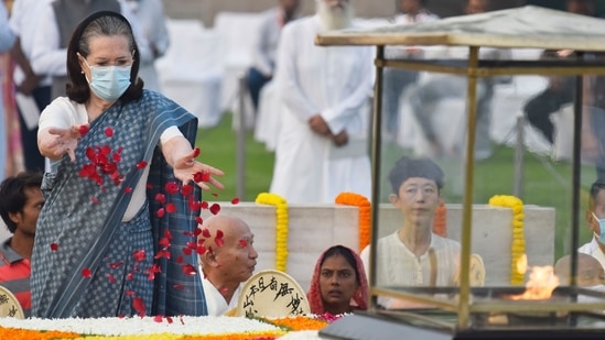 Congress (interim) boss Sonia Gandhi and senior leader Mallikarjun Kharge were among the leaders who paid floral tributes to Gandhi, who was assassinated in 1948.(Hindustan Times)