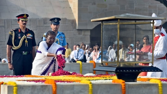 President Droupadi Murmu paid homage to Gandhi and said it is an occasion for all to rededicate themselves to the values of peace, equality and communal harmony.(Hindustan Times)