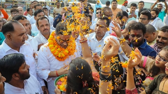 Political strategist and Jan Suraj Abhiyan chief Prashant Kishor being greeted by supporters before his 'Padyatra' at Hajipur in Vaishali.(PTI)