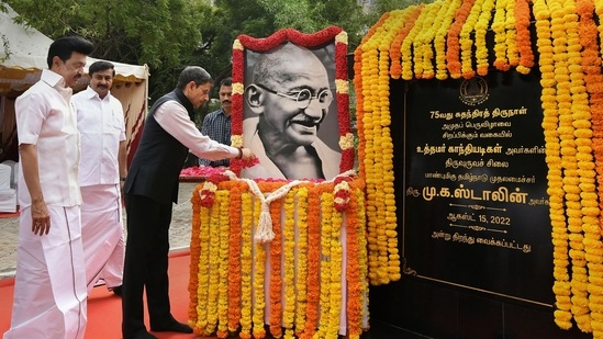 Tamil Nadu Governor R N Ravi and Chief Minister MK Stalin pay tributes to Mahatma Gandhi.(PTI)