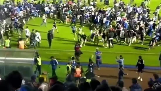 Video | Stampede after fans clash at football game in Indonesia that killed  174 | World News - Hindustan Times