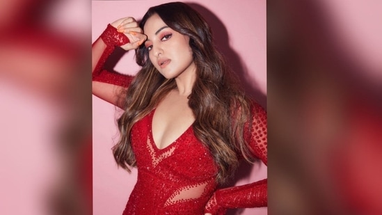 Xxx Sonakshi Hot - Sonakshi Sinha goes bold in a shimmery red hot thigh-high slit dress |  Hindustan Times