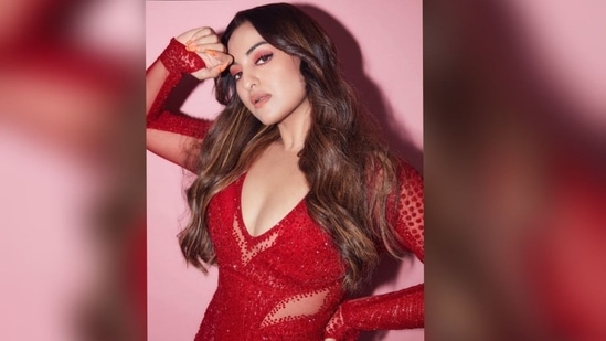 Sonakshi Sinha Xnxxx Vidio Com - Sonakshi Sinha goes bold in a shimmery red hot thigh-high slit dress |  Hindustan Times