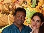 Leander Paes and Kim Sharma visited a puja pandal in Kolkata. (HT Photo) Leander Paes and Kim Sharma visited a puja pandal in Kolkata. (HT Photo)
