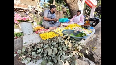 Kanchan tree leaves being sold at Shastri road in Pune, ahead of Dusshera on Monday. (Pratham Gokhale/HT Photo)