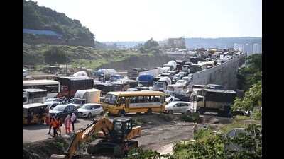 Traffic jam on Pune-Bengaluru highway due to ongoing work at Chandni Chowk on Monday. (HT PHOTO) Traffic jam on Pune-Bengaluru highway due to ongoing work at Chandni Chowk on Monday. (HT PHOTO)