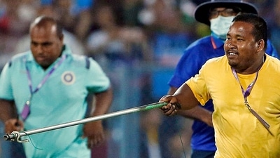 Ground staff comes rushing as a snake is found on field during the 2nd T20I match between India and South Africa at Barsapara Cricket Stadium, in Guwahati. (ANI) Ground staff comes rushing as a snake is found on field during the 2nd T20I match between India and South Africa at Barsapara Cricket Stadium, in Guwahati. (ANI)