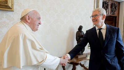 Pope Francis shakes hands with Apple chief Tim Cook during a private audience at the Vatican. (Reuters)