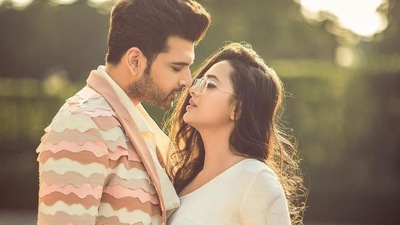 Tejasswi Prakash and Karan Kundrra met on Bigg Boss 15 and are one of the most popular celebrity couples. Tejasswi Prakash and Karan Kundrra met on Bigg Boss 15 and are one of the most popular celebrity couples.