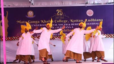 Participants performing bhangra during the Panjab University’s four-day long zonal Youth and Heritage Festival at Mata Ganga Khalsa College, Kottan. (HT Photo) Participants performing bhangra during the Panjab University’s four-day long zonal Youth and Heritage Festival at Mata Ganga Khalsa College, Kottan. (HT Photo)