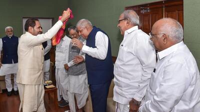 New Delhi: Vice President & Rajya Sabha Chairman Jagdeep Dhankhar being felicitated by Congress MP Shaktisinh Gohil as other leaders looks on, during a dinner hosted by him for Rajya Sabha Floor Leaders, at his official residence in New Delhi, Monday, Oct. 3, 2022. (PTI Photo/Manvender Vashist Lav)(PTI10_03_2022_000293A) (PTI) New Delhi: Vice President & Rajya Sabha Chairman Jagdeep Dhankhar being felicitated by Congress MP Shaktisinh Gohil as other leaders looks on, during a dinner hosted by him for Rajya Sabha Floor Leaders, at his official residence in New Delhi, Monday, Oct. 3, 2022. (PTI Photo/Manvender Vashist Lav)(PTI10_03_2022_000293A) (PTI)