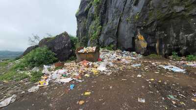 Garbage at the fort is an eye sore for tourists (HT PHOTO) Garbage at the fort is an eye sore for tourists (HT PHOTO)