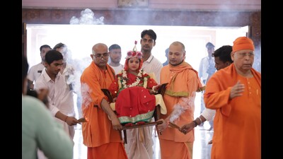 The girl’s father Saikat Chakraborty said it was a big moment in his life to see his daughter being worshipped as deity. (HT photo) The girl’s father Saikat Chakraborty said it was a big moment in his life to see his daughter being worshipped as deity. (HT photo)