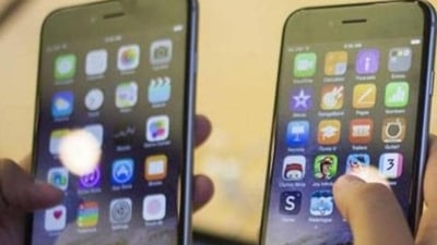 A customer holds an iPhone 6 (right) and iPhone 6 Plus after the phones went on sale at the Fifth Avenue Apple store in Manhattan in 2014. (REUTERS)