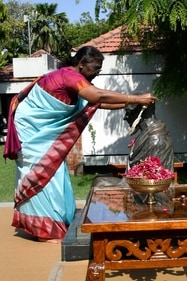 Droupadi Murmu paid obeisance to Mahatma Gandhi's statue and offered a garland. (@rashtrapatibhvn) Droupadi Murmu paid obeisance to Mahatma Gandhi's statue and offered a garland. (@rashtrapatibhvn)