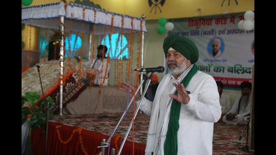Rakesh Tikait at the Kaudiyala Ghat gurudwara in Lakhimpur Kheri on Monday (HT Photo) Rakesh Tikait at the Kaudiyala Ghat gurudwara in Lakhimpur Kheri on Monday (HT Photo)