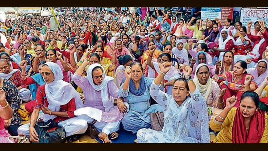 Aganwadi worker protesting outside the mini secretariat in Ludhiana. (Harvinder Singh/HT)