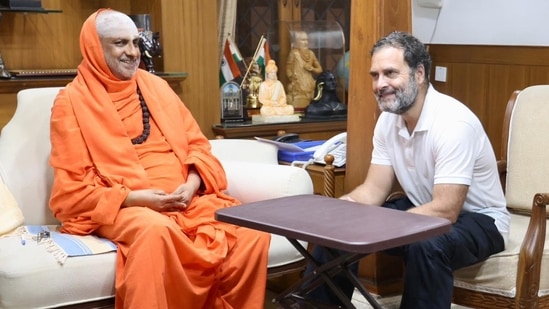 Rahul Gandhi with Shivarathri Deshikendra Mahaswamiji at Suttur Math.