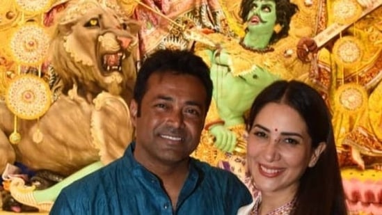 Leander Paes and Kim Sharma visited a puja pandal in Kolkata. (HT Photo)