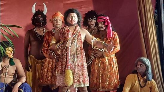 Moving with the times, nowadays many Ramlilas are allowing women to play female characters in Ramlilas. However, many troupes still continue with the tradition of casting gender-bending men to bring the folklore to life. (HT Photi)