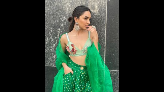 Kiara Advani dons a pair of green highwaisted bandhani flared pants with a bralette and organza dupatta (Photo: Instagram)
