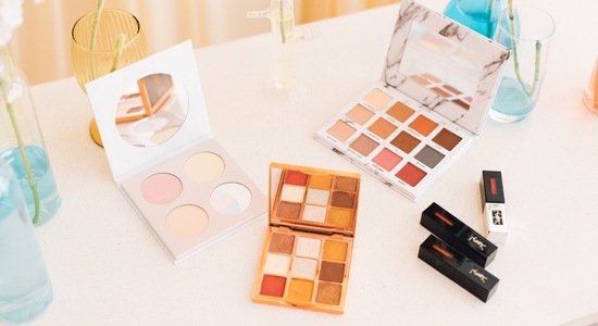 Amazon Great Indian Festival Sale 2022 is the time when you can grab your makeup essentials at slashed down prices. (Pexels)