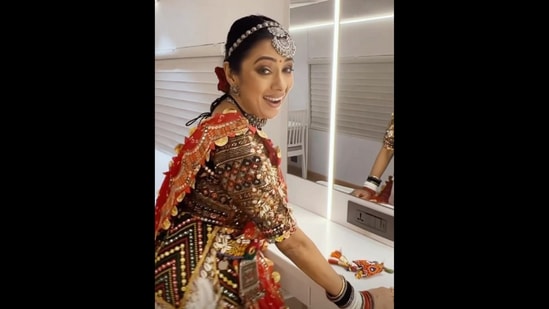 Rupali Ganguly aka Anupamaa, does Garba dance to Neha Kakkar's Odhani in this viral video. (Instagram/@rupaliganguly) Rupali Ganguly aka Anupamaa, does Garba dance to Neha Kakkar's Odhani in this viral video. (Instagram/@rupaliganguly)