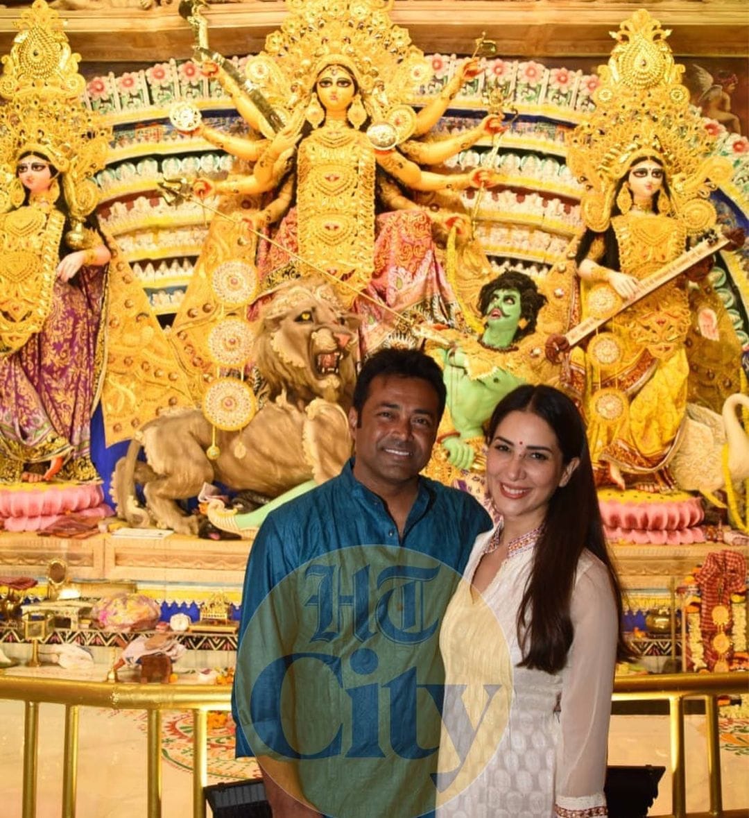 Leander Paes and Kim Sharma visited a puja pandal in Kolkata. (HT Photo) Leander Paes and Kim Sharma visited a puja pandal in Kolkata. (HT Photo)