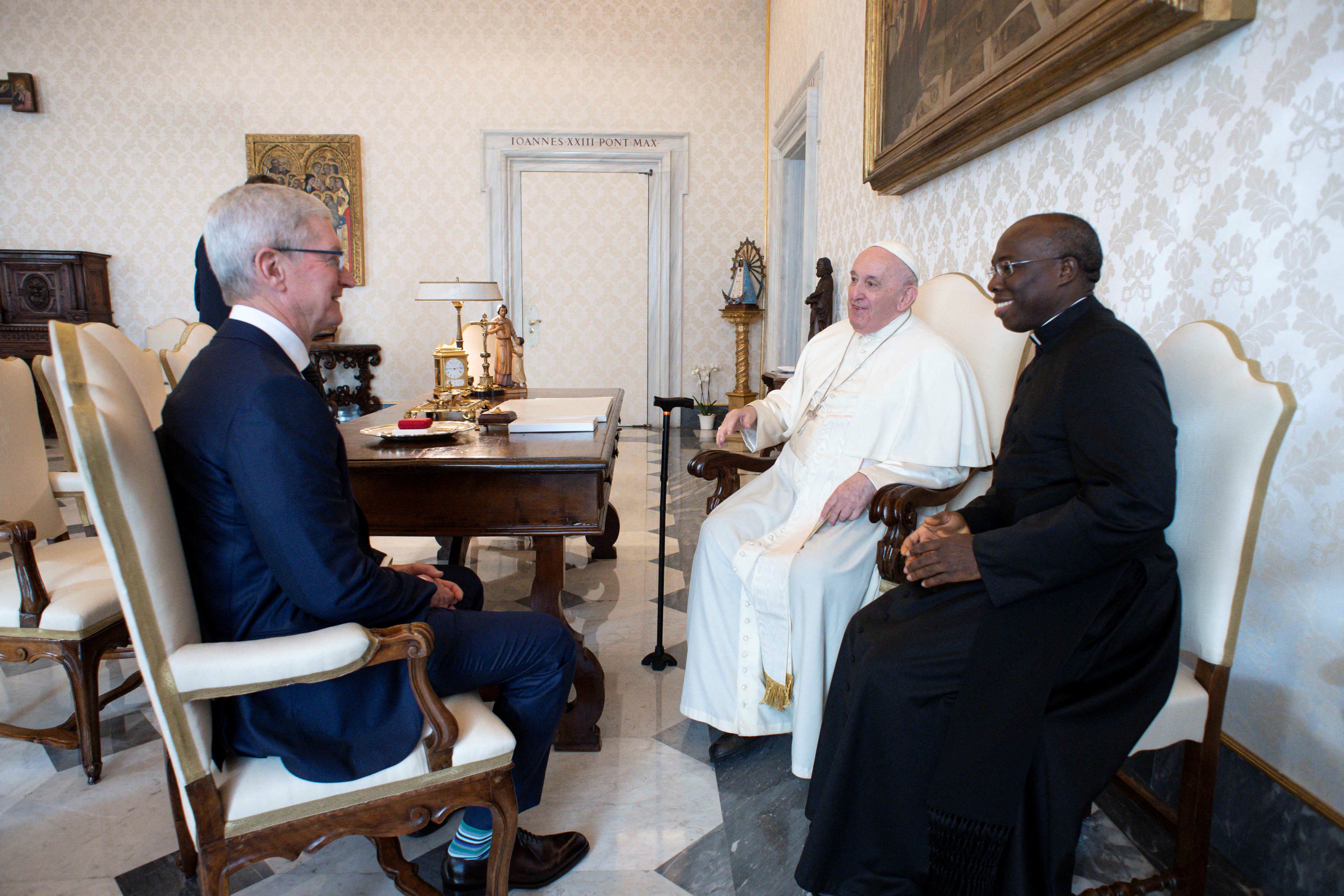 Pope Francis meets with Apple chief Tim Cook during a private audience at the Vatican. (Reuters)