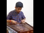 This boy played Kesariya on chromatic santoor.(Instagram/@sohamsjagtap) This boy played Kesariya on chromatic santoor.(Instagram/@sohamsjagtap)