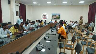 Talks between AU, students in presence of dist officials fail to make headway (Ht photo) Talks between AU, students in presence of dist officials fail to make headway (Ht photo)