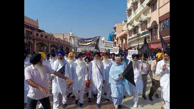 SGPC members took out a protest march from Golden Temple to DC office in Amritsar. (HT photo ( Sameer Sehgal)) SGPC members took out a protest march from Golden Temple to DC office in Amritsar. (HT photo ( Sameer Sehgal))