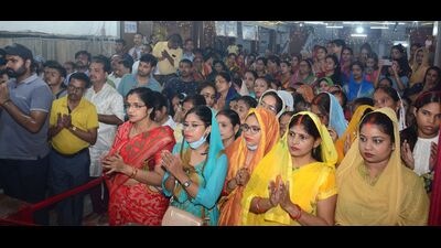 Devotees at Kali Badi temple in Prayagraj. (HT Photo) Devotees at Kali Badi temple in Prayagraj. (HT Photo)