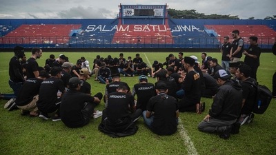 Indonesia Stadium Stampede: Players and officials from Arema Football Club gather to pray on the pitch for victims of the stampede at Kanjuruhan stadium in Malang, East Java. (AFP) Indonesia Stadium Stampede: Players and officials from Arema Football Club gather to pray on the pitch for victims of the stampede at Kanjuruhan stadium in Malang, East Java. (AFP)