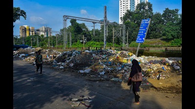 Illegally dumped garbage on Rafi Ahmed Kidwai (RAK) Marg, Wadala (West), in Mumbai (Anshuman Poyrekar/HT PHOTO) Illegally dumped garbage on Rafi Ahmed Kidwai (RAK) Marg, Wadala (West), in Mumbai (Anshuman Poyrekar/HT PHOTO)