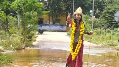 Harshita dressed up as Goddess Durga, in Hubballi. (HT Photo) Harshita dressed up as Goddess Durga, in Hubballi. (HT Photo)