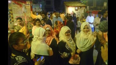 Muslim women at a Durga puja pandal on old city area of Prayagraj (HT File Photo)