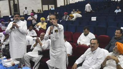 City councillors and legislators were involved in heated arguments during the Ludhiana MC’s General House meeting at Guru Nanak Bhawan. (Gurpreet Singh/HT) City councillors and legislators were involved in heated arguments during the Ludhiana MC’s General House meeting at Guru Nanak Bhawan. (Gurpreet Singh/HT)