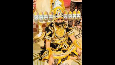 A man dressed as demon king Ravana offering prayers on Dussehra in Agra. (HT file photo) A man dressed as demon king Ravana offering prayers on Dussehra in Agra. (HT file photo)