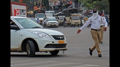 A traffic police officials taking action against a violator at Katraj on Tuesday. (Ravindra Joshi/HT PHOTO) A traffic police officials taking action against a violator at Katraj on Tuesday. (Ravindra Joshi/HT PHOTO)