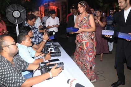 Richa Chadha and Ali Fazal distribute gifts to paparazzi at their Mumbai reception. (Varinder Chawla) Richa Chadha and Ali Fazal distribute gifts to paparazzi at their Mumbai reception. (Varinder Chawla)